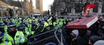Londra - Migliaia di studenti in piazza. Assediato il parlamento, gli studenti fanno irruzione al ministero del Tesoro