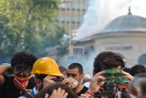 16.06.13 Istanbul Manifestanti con i gas