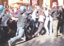 Bologna - "Si faccia avanti il poliziotto che colpì Martina a Bankitalia"