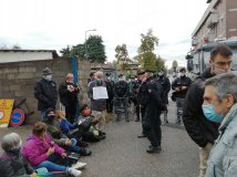 Milano: sgomberato con la forza un picchetto in difesa del Parco Nord