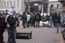 Milano - Cariche e 2 arresti.  Liberi i due studenti arrestati ieri. rimangono dentro i 5 universitari.