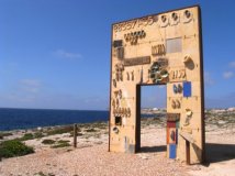 Una vita di frontiera - A Lampedusa dopo più di un mese dal naufragio del 3 ottobre