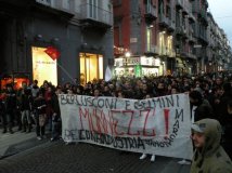Napoli - Berlusconi contestato da studenti, comitati e disoccupati