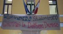 Trento - Striscioni sulle scuole: "Scioperate"